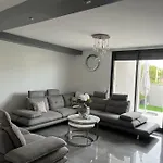 فيلة Luxueuse Et Moderne Avec Piscine !
