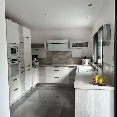 Maison Moderne Avec Piscine ! *