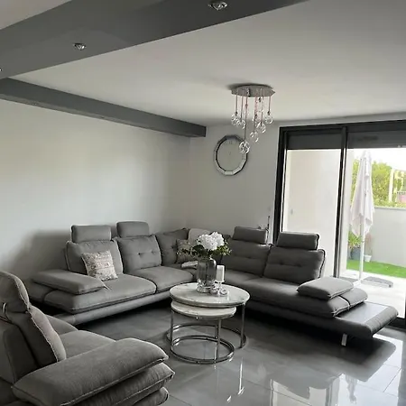 فيلة Luxueuse Et Moderne Avec Piscine !