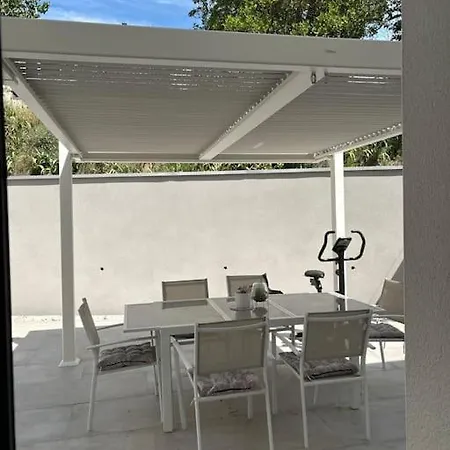 Maison Moderne Avec Piscine !